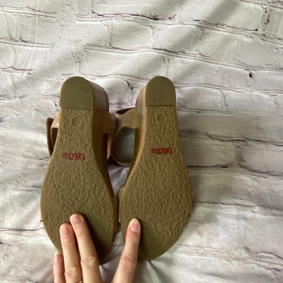 Taos Carousel Tan Wedges - Picture 14 of 16